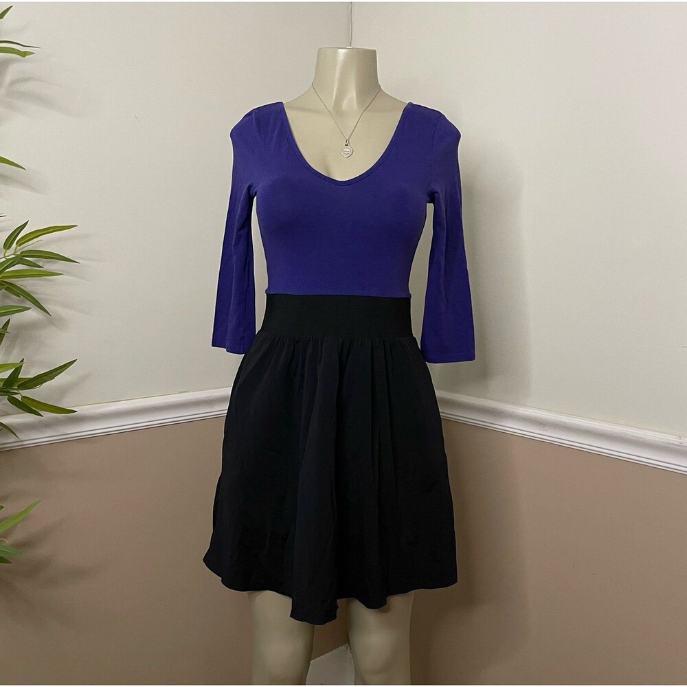 Express Women's Vintage 3/4 Sleeve V-Neck Fit & Flare Dress